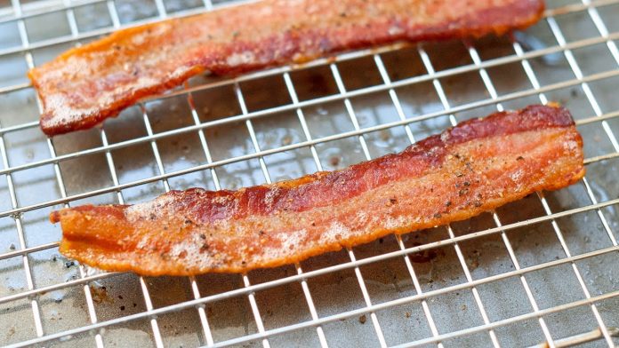 How to cook bacon in the oven?